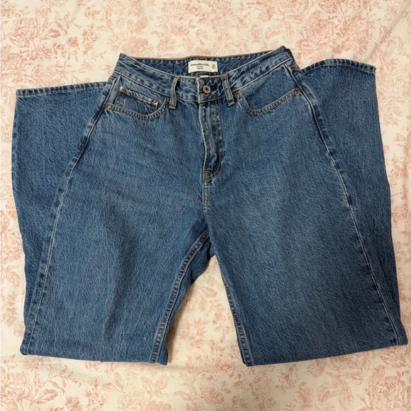 Abercrombie & Fitch High-Rise Loose Jeans in Medium Denim - Picture 2 of 7